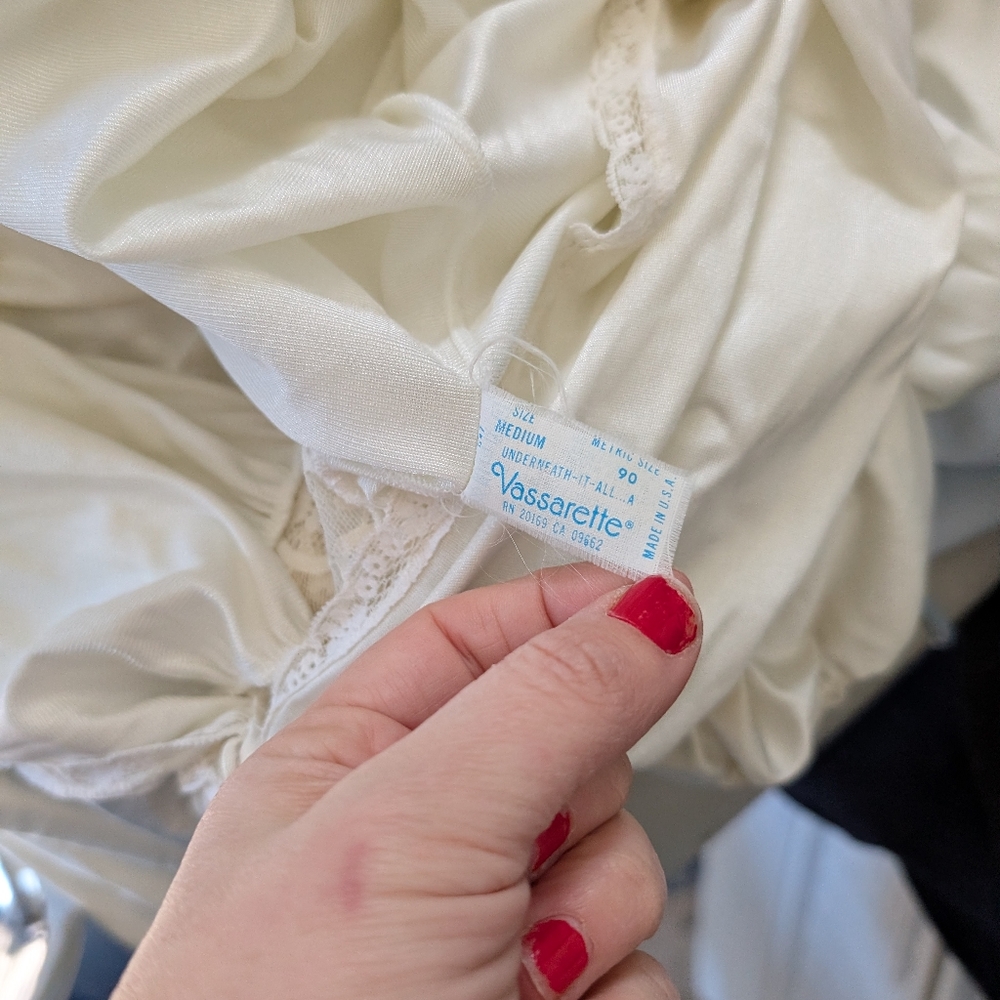 Vintage Women's Vasserte Cream Lace Flowy Slip Medium Flawed Stains - Picture 11 of 11